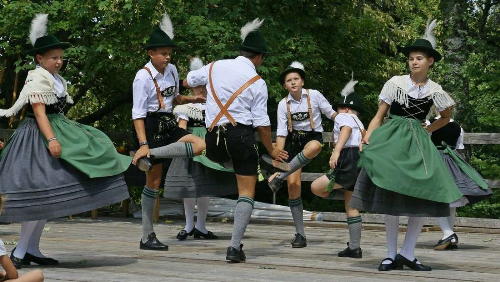 Schuhplatteln - Ein Bein immer in der Luft